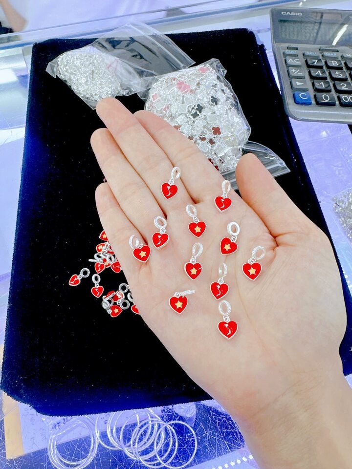 Loạt sản phẩm hút khách nhờ lấy cảm hứng từ Quốc khánh 2/9- Ảnh 9. Loạt sản phẩm hút khách nhờ lấy cảm hứng từ Quốc khánh 2/9- Ảnh 9.