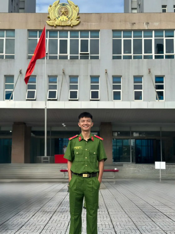 Danh tính chiến sĩ cười duyên khi lọt foucus cam, dân tình "lục tung" mạng xã hội để tìm- Ảnh 2.