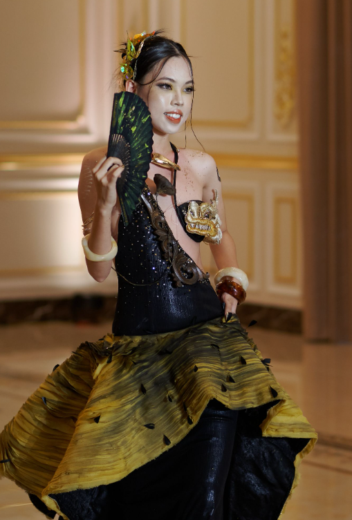 Độc lạ Miss Grand Vietnam 2025: thí sinh mang cả xe bún riêu, ‘mái ngói’ Đại Nội Huế lên sân khấu trình diễn- Ảnh 3. Độc lạ Miss Grand Vietnam 2025: thí sinh mang cả xe bún riêu, ‘mái ngói’ Đại Nội Huế lên sân khấu trình diễn- Ảnh 3.