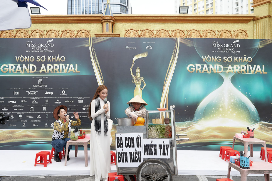 Độc lạ Miss Grand Vietnam 2025: thí sinh mang cả xe bún riêu, ‘mái ngói’ Đại Nội Huế lên sân khấu trình diễn- Ảnh 1. Độc lạ Miss Grand Vietnam 2025: thí sinh mang cả xe bún riêu, ‘mái ngói’ Đại Nội Huế lên sân khấu trình diễn- Ảnh 1.