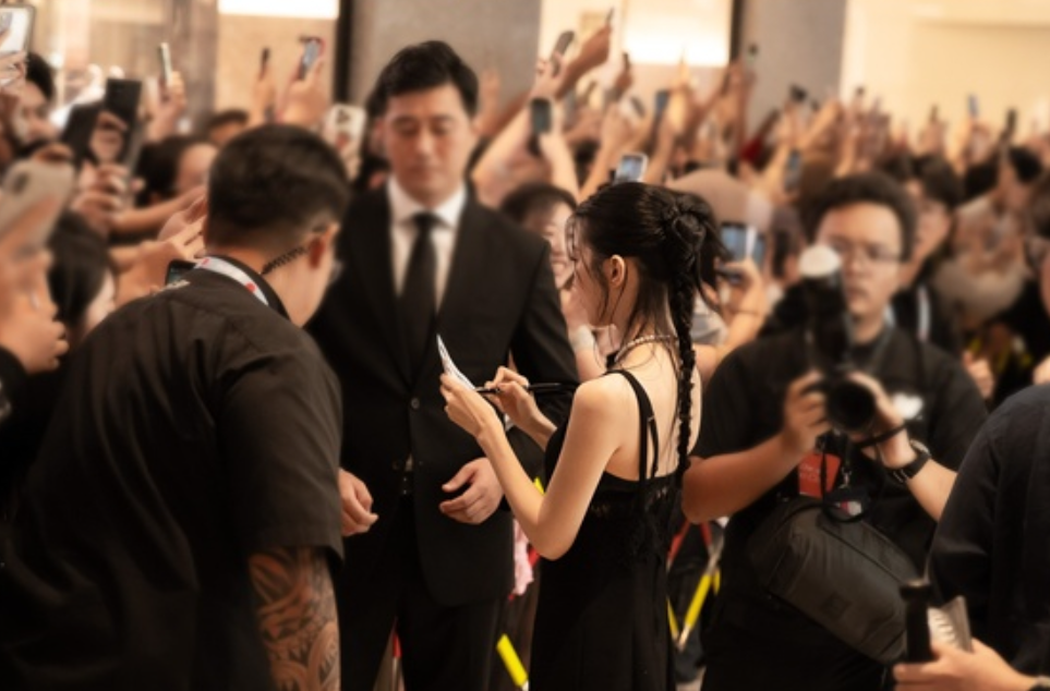 Clip hot: 20.000 người xếp hàng chờ gặp tiểu thư tài phiệt đẹp đến từng kẽ tóc, nhan sắc viral khắp 150 quốc gia- Ảnh 4.