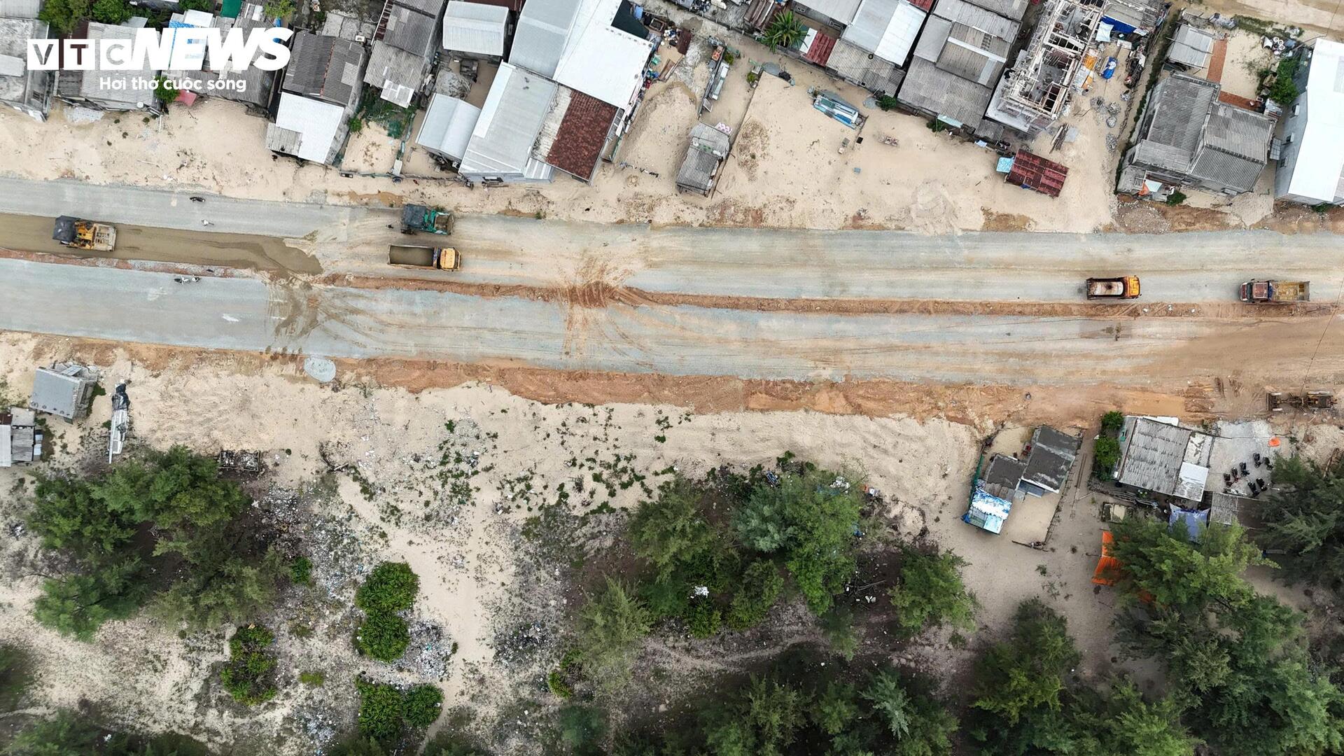 Vì sao đường dẫn cầu vượt biển dài nhất miền Trung ì ạch, ngổn ngang?- Ảnh 1. Vì sao đường dẫn cầu vượt biển dài nhất miền Trung ì ạch, ngổn ngang?- Ảnh 1.