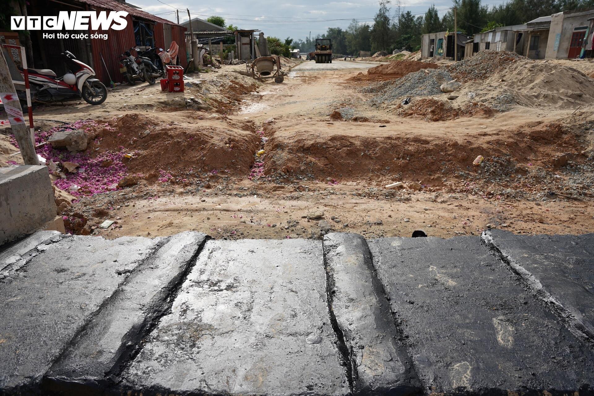Vì sao đường dẫn cầu vượt biển dài nhất miền Trung ì ạch, ngổn ngang?- Ảnh 7. Vì sao đường dẫn cầu vượt biển dài nhất miền Trung ì ạch, ngổn ngang?- Ảnh 7.