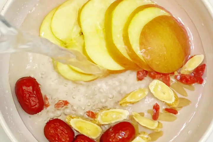 Vì sao người Trung Quốc chuộng uống nước táo trong ngày nóng?- Ảnh 1.