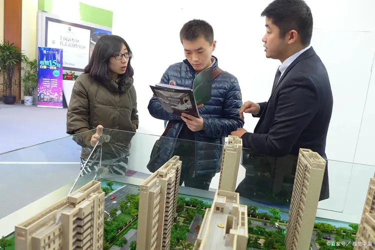 Vay thế chấp để mua chung cư 12,7 tỷ đồng, vừa nhận nhà đã lỗ hơn 8 tỷ, người phụ nữ bật khóc: “Nên tiếp tục trả nợ hay để ngân hàng tịch thu đây?”- Ảnh 2.