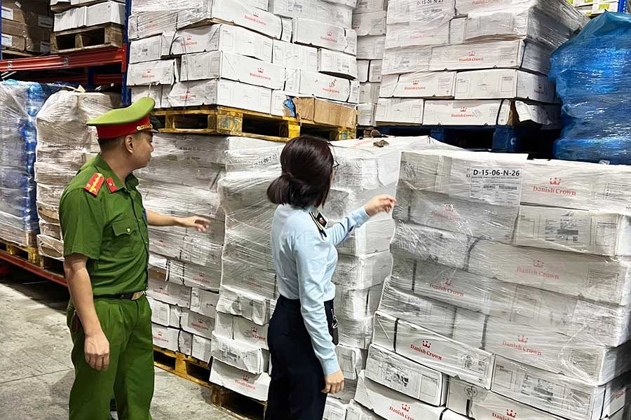 Phát hiện gần 16 tấn xương lợn đông lạnh hết hạn tại kho lạnh ở Hà Nội- Ảnh 1. Phát hiện gần 16 tấn xương lợn đông lạnh hết hạn tại kho lạnh ở Hà Nội- Ảnh 1.