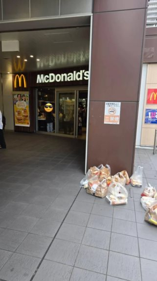 Đồ ăn McDonald’s bị vứt bỏ ngay trước cửa hàng tại Nhật Bản: Người dân phẫn nộ, khủng hoảng truyền thông vì một món đồ chơi- Ảnh 5. Đồ ăn McDonald’s bị vứt bỏ ngay trước cửa hàng tại Nhật Bản: Người dân phẫn nộ, khủng hoảng truyền thông vì một món đồ chơi- Ảnh 5.
