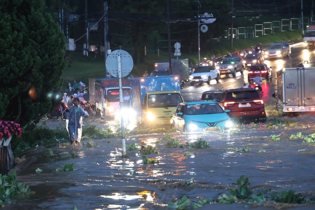 Mưa lớn gây ngập nặng, hàng trăm người dân Đà Lạt phải sơ tán- Ảnh 1. Mưa lớn gây ngập nặng, hàng trăm người dân Đà Lạt phải sơ tán- Ảnh 1.