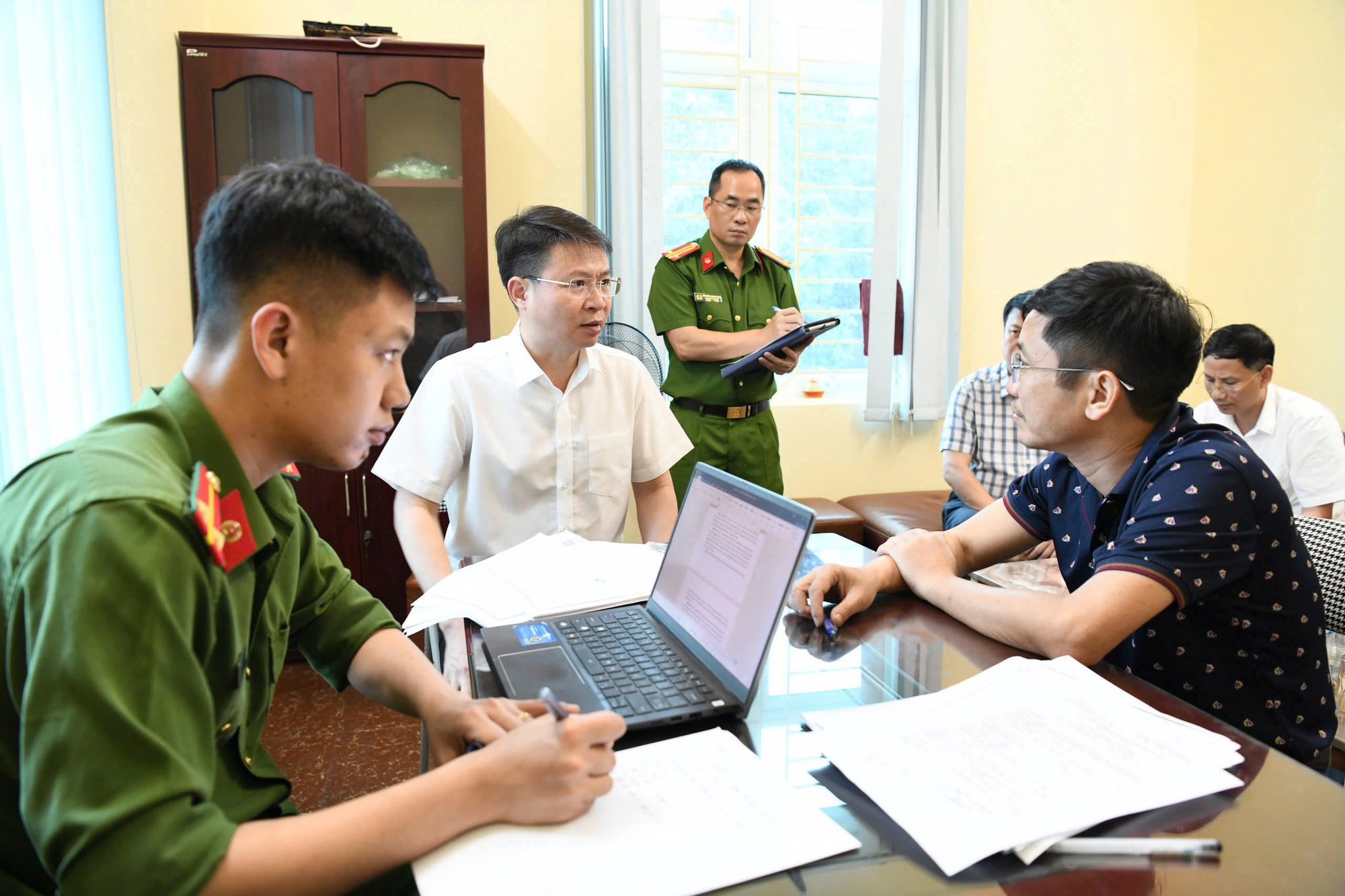 Khám xét công ty dược phẩm của giám đốc Lê Văn Hiếu, phát hiện 12 triệu viên thực phẩm chức năng giả- Ảnh 4.