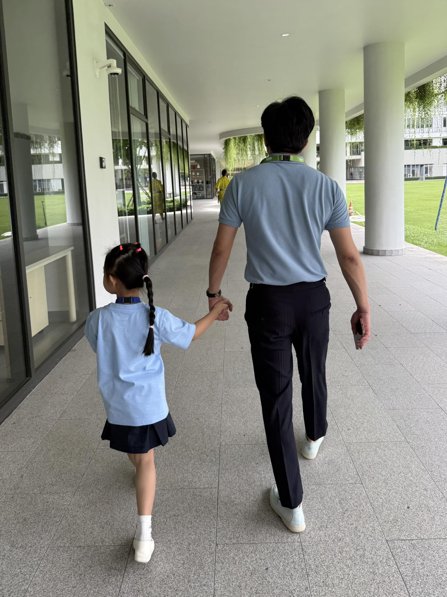 Con gái Cường Đô La – Đàm Thu Trang nhập học trường quốc tế danh tiếng hàng đầu tại TP.HCM, được bố mẹ tháp tùng trong ngày đầu tiên- Ảnh 2.