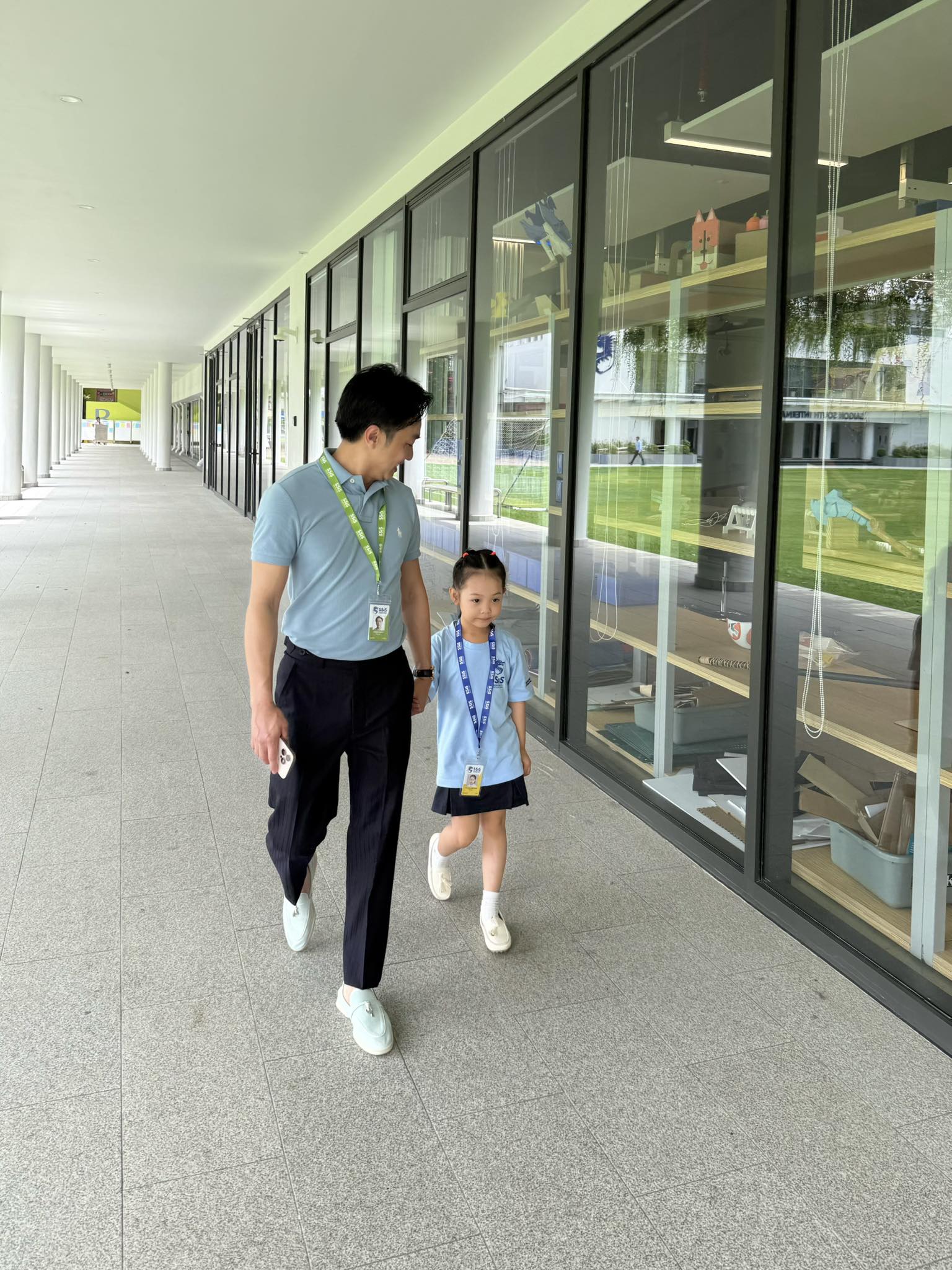 Con gái Cường Đô La – Đàm Thu Trang nhập học trường quốc tế danh tiếng hàng đầu tại TP.HCM, được bố mẹ tháp tùng trong ngày đầu tiên- Ảnh 3.