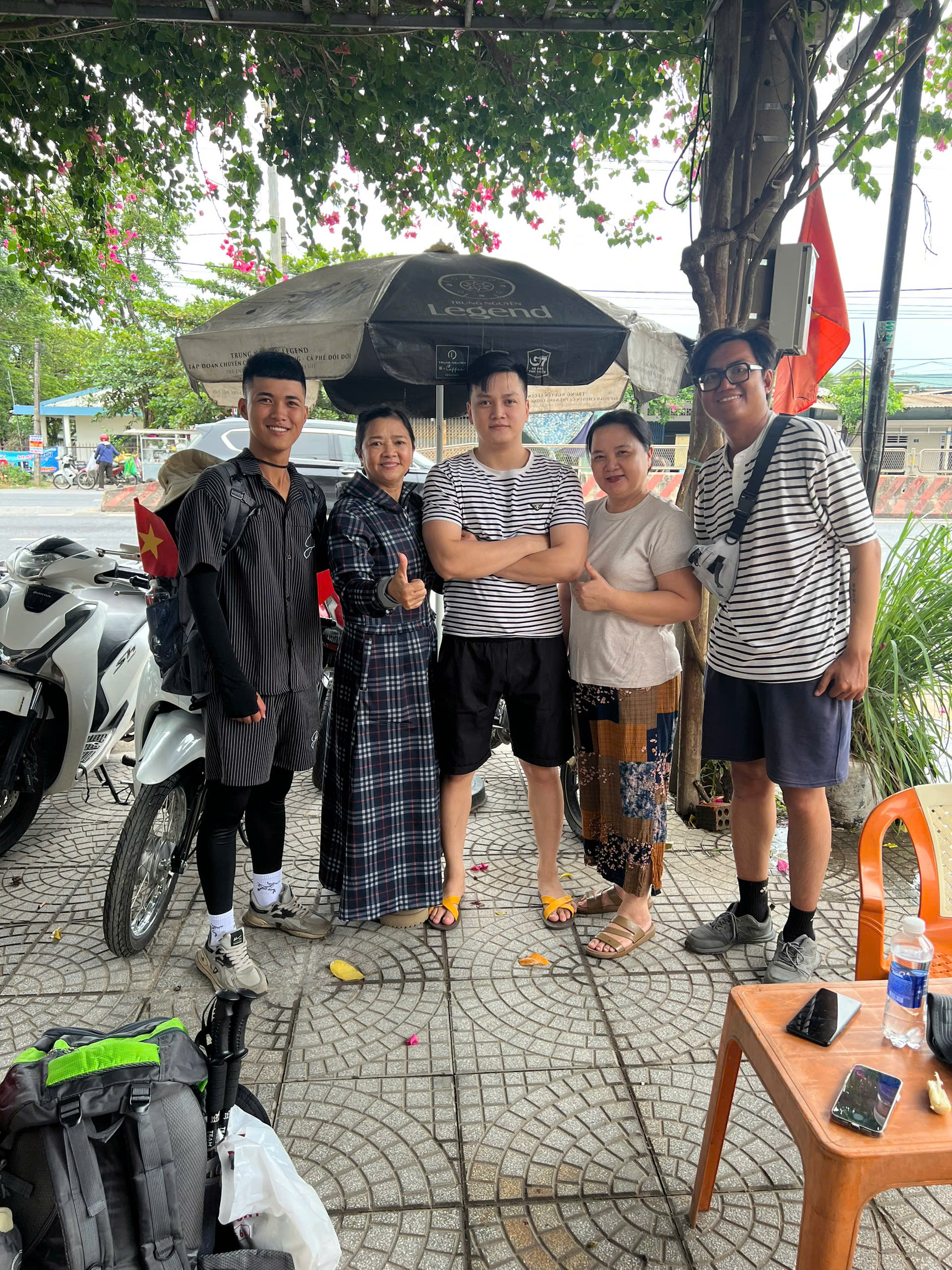 Hai chàng trai đi bộ hơn 2 tháng để đến Hà Nội dịp 2/9: Bữa sáng không thể nào quên ở Nghệ An- Ảnh 4.