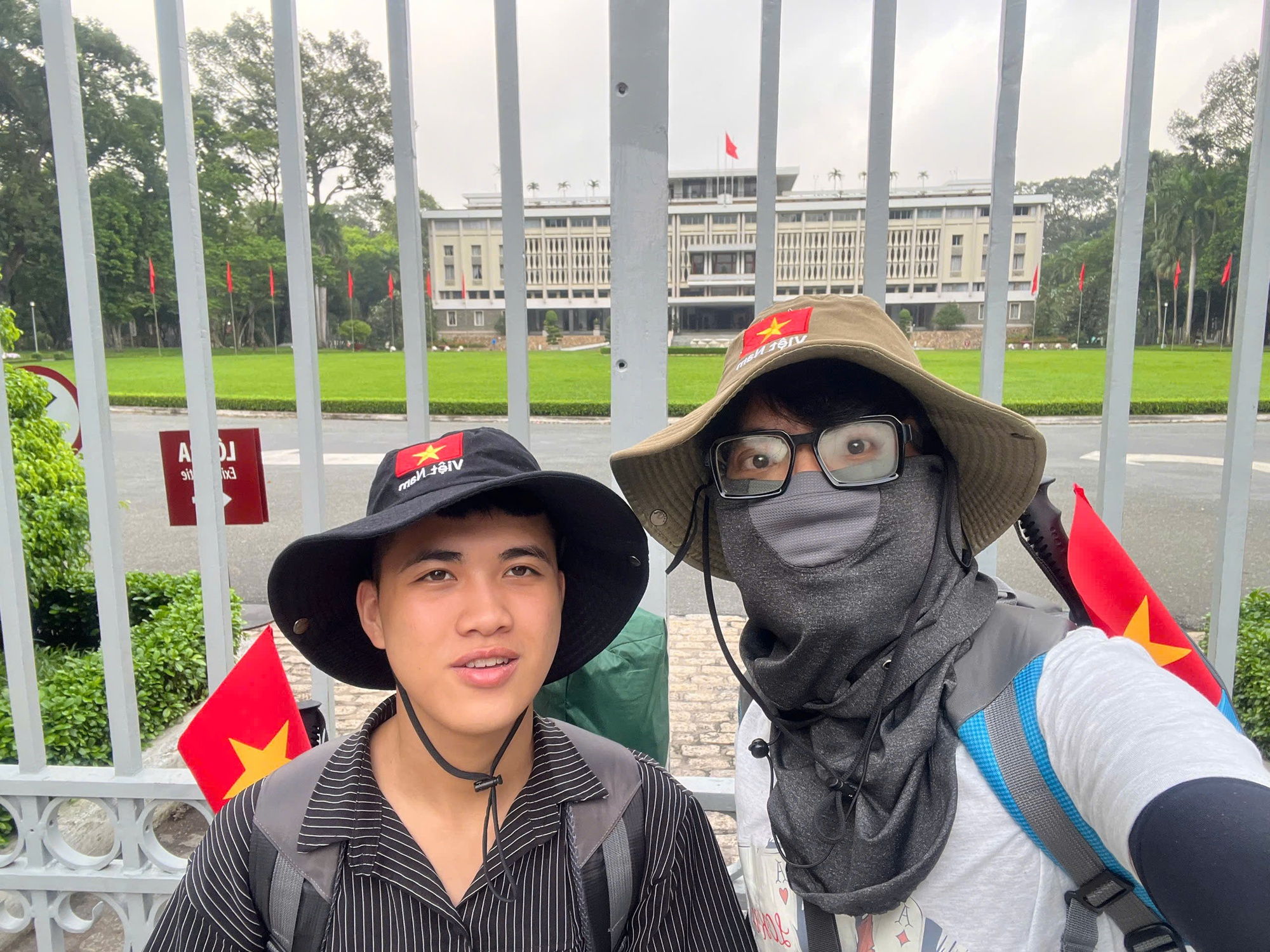 Hai chàng trai đi bộ hơn 2 tháng để đến Hà Nội dịp 2/9: Bữa sáng không thể nào quên ở Nghệ An- Ảnh 1.