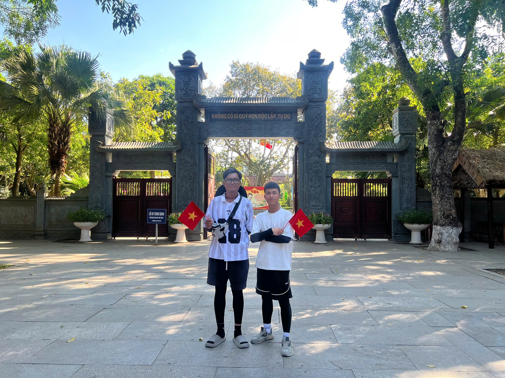 Hai chàng trai đi bộ hơn 2 tháng để đến Hà Nội dịp 2/9: Bữa sáng không thể nào quên ở Nghệ An- Ảnh 7.