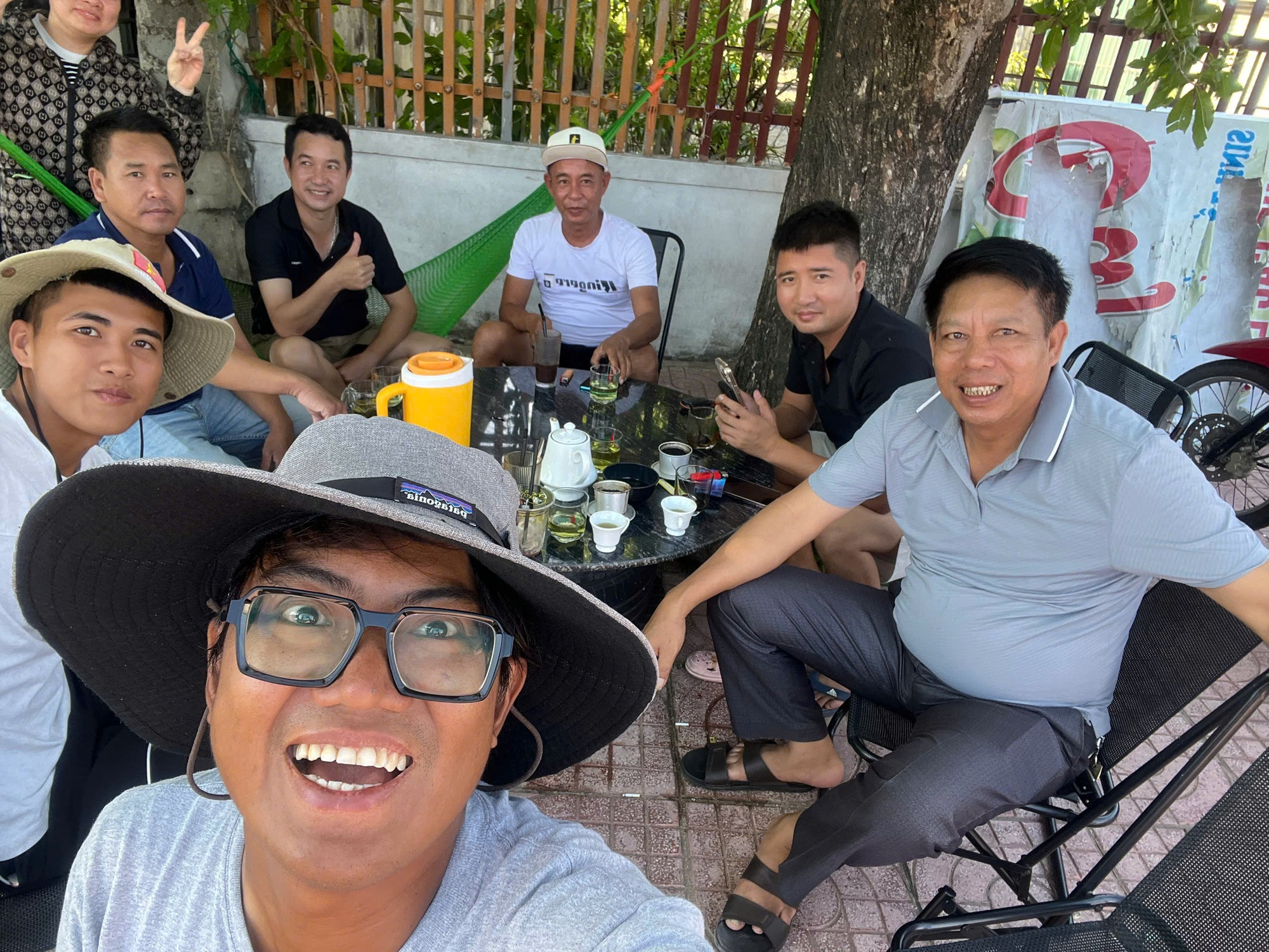 Hai chàng trai đi bộ hơn 2 tháng để đến Hà Nội dịp 2/9: Bữa sáng không thể nào quên ở Nghệ An- Ảnh 5.