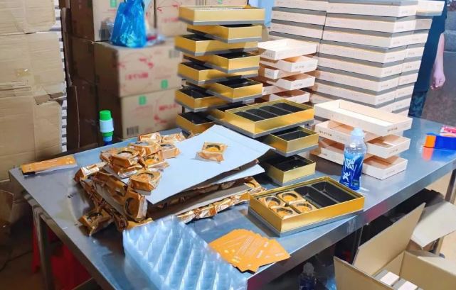 Đột kích kho hàng ở ngoại ô Trung Quốc, công an tịch thu 20.000 hộp bánh trung thu nhái nhãn hiệu lớn, triệt phá đường dây hàng giả 73 tỷ đồng- Ảnh 1.