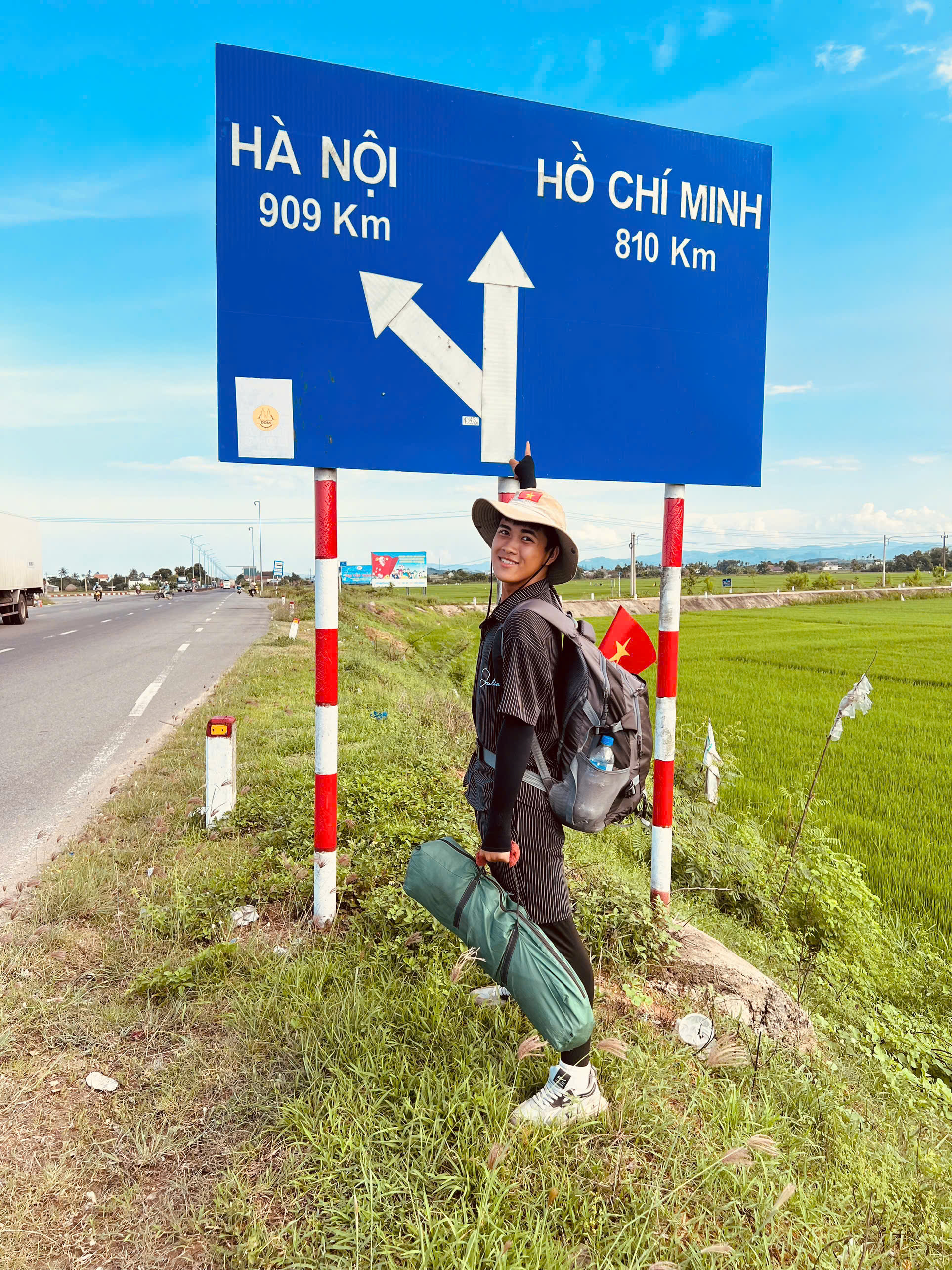 Hai chàng trai đi bộ hơn 2 tháng để đến Hà Nội dịp 2/9: Bữa sáng không thể nào quên ở Nghệ An- Ảnh 2.