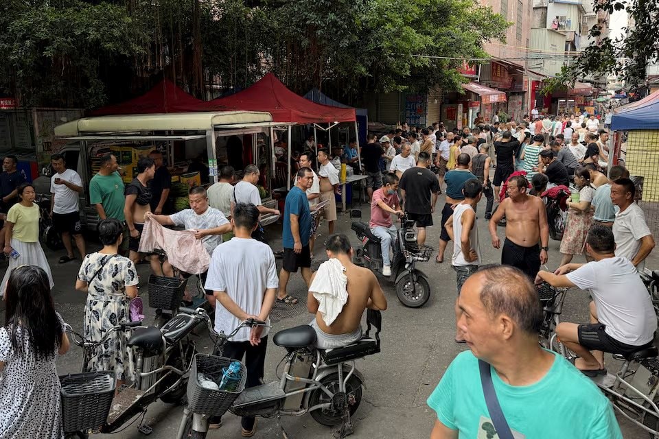 'Bóng ma' thuế quan đeo bám, các nhà máy Trung Quốc bật chế độ sinh tồn, công nhân oằn mình vì lương “thấp vô lý”- Ảnh 2. 'Bóng ma' thuế quan đeo bám, các nhà máy Trung Quốc bật chế độ sinh tồn, công nhân oằn mình vì lương “thấp vô lý”- Ảnh 2.