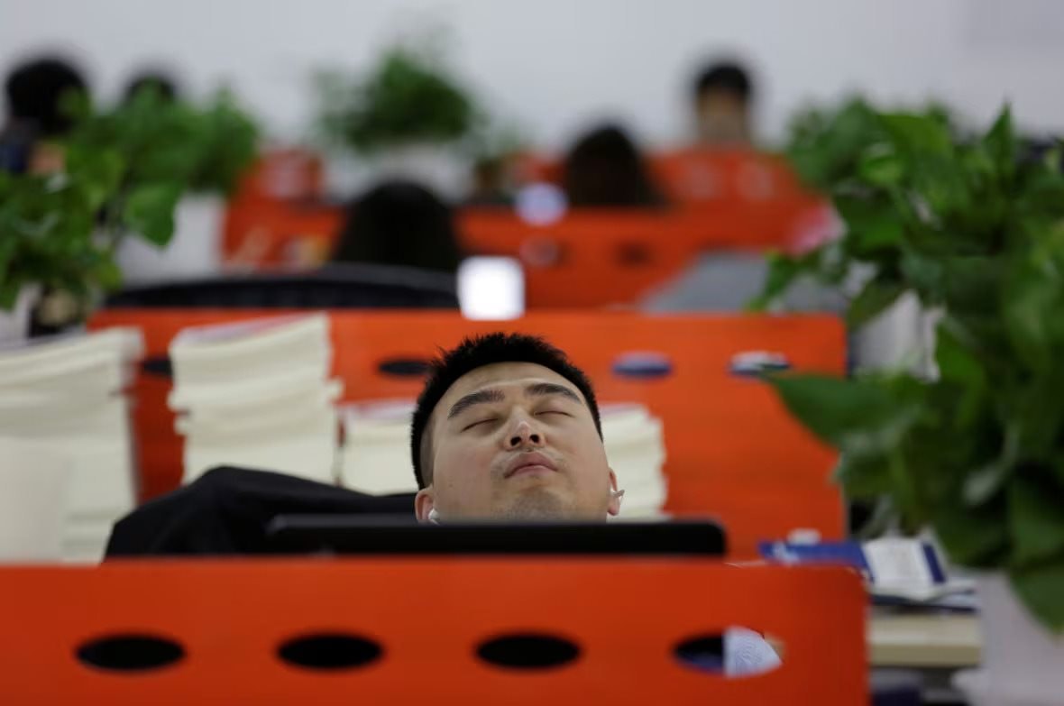 Bỏ mua đồ đắt tiền, chi 14 triệu đi học AI vì sợ thất nghiệp: "Chất lượng thì tệ nhưng có còn hơn không"- Ảnh 4.