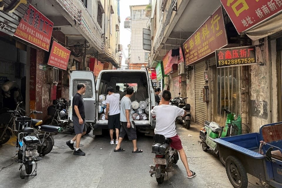 'Bóng ma' thuế quan đeo bám, các nhà máy Trung Quốc bật chế độ sinh tồn, công nhân oằn mình vì lương “thấp vô lý”- Ảnh 1. 'Bóng ma' thuế quan đeo bám, các nhà máy Trung Quốc bật chế độ sinh tồn, công nhân oằn mình vì lương “thấp vô lý”- Ảnh 1.