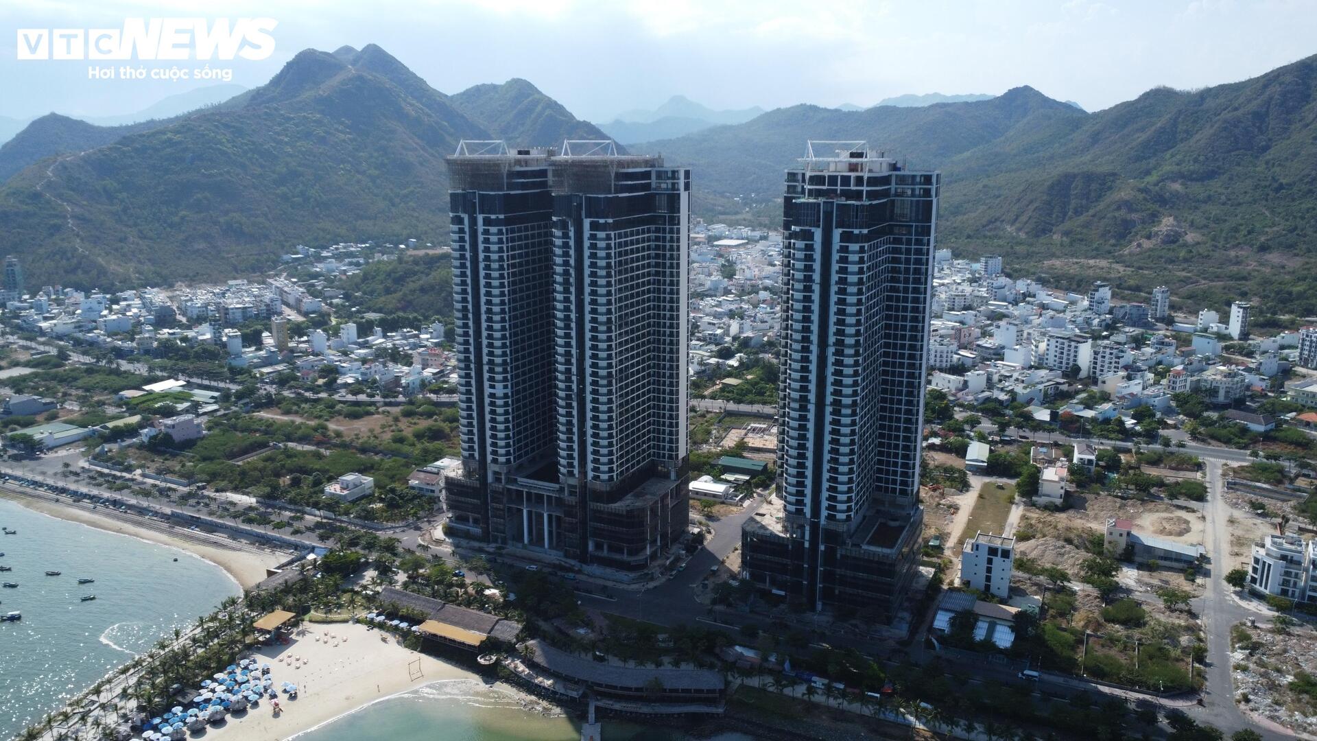 Cảnh hoang tàn ở cao ốc nghìn tỷ 'mắc cạn' bên vịnh Nha Trang- Ảnh 1.
