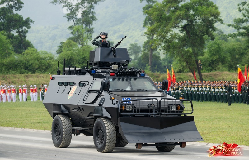 Oai phong dàn phương tiện đặc chủng chống khủng bố lần đầu hợp luyện diễu binh- Ảnh 16.