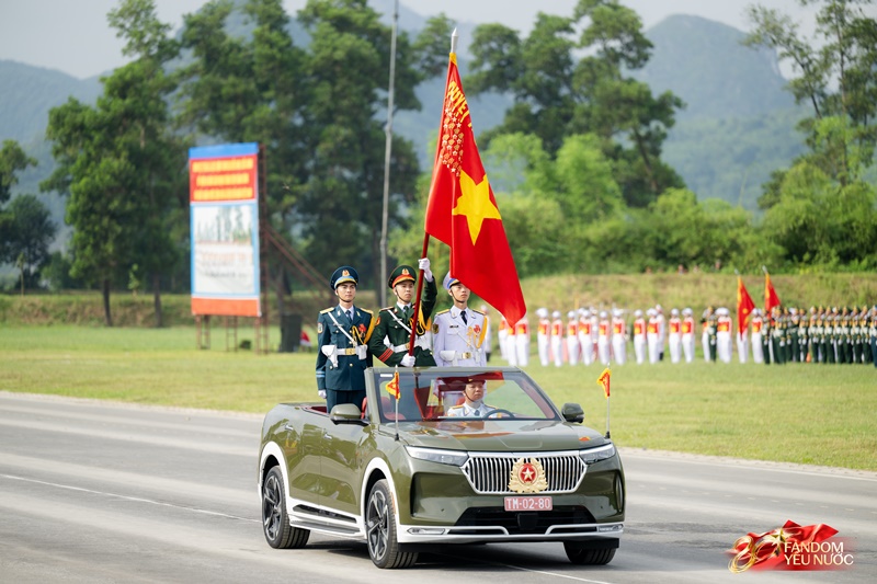 Oai phong dàn phương tiện đặc chủng chống khủng bố lần đầu hợp luyện diễu binh- Ảnh 1.