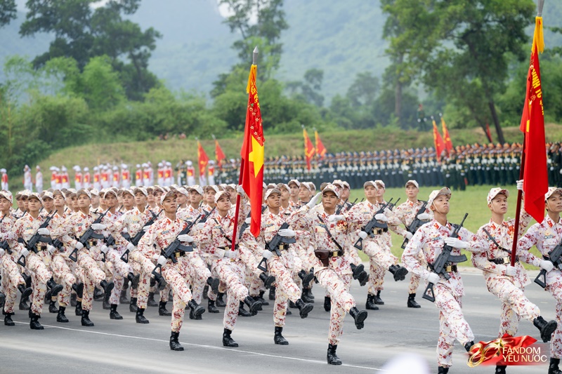 Oai phong dàn phương tiện đặc chủng chống khủng bố lần đầu hợp luyện diễu binh- Ảnh 3.