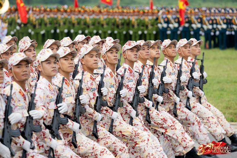 Oai phong dàn phương tiện đặc chủng chống khủng bố lần đầu hợp luyện diễu binh- Ảnh 4.