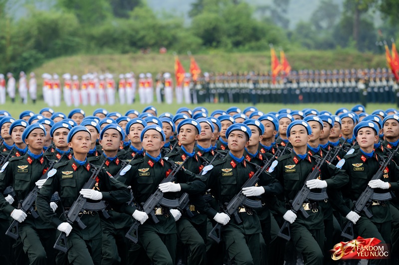 Oai phong dàn phương tiện đặc chủng chống khủng bố lần đầu hợp luyện diễu binh- Ảnh 7.