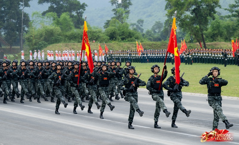 Oai phong dàn phương tiện đặc chủng chống khủng bố lần đầu hợp luyện diễu binh- Ảnh 8.