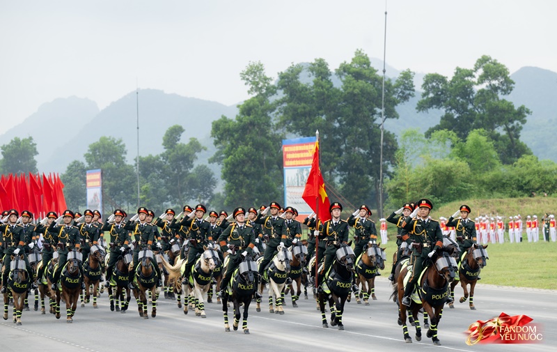 Oai phong dàn phương tiện đặc chủng chống khủng bố lần đầu hợp luyện diễu binh- Ảnh 12.