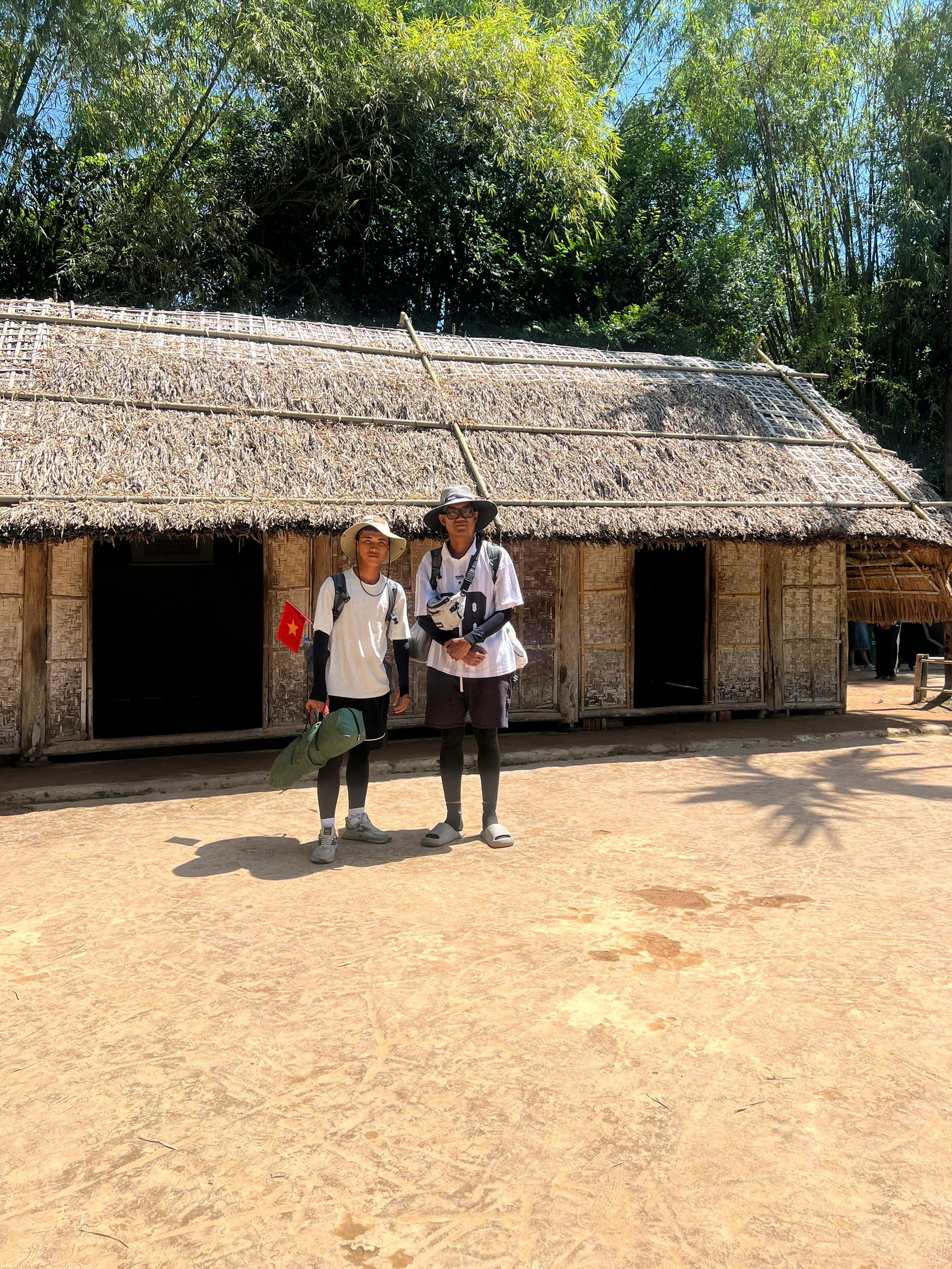 Hai chàng trai đi bộ hơn 2 tháng để đến Hà Nội dịp 2/9: Bữa sáng không thể nào quên ở Nghệ An- Ảnh 8.