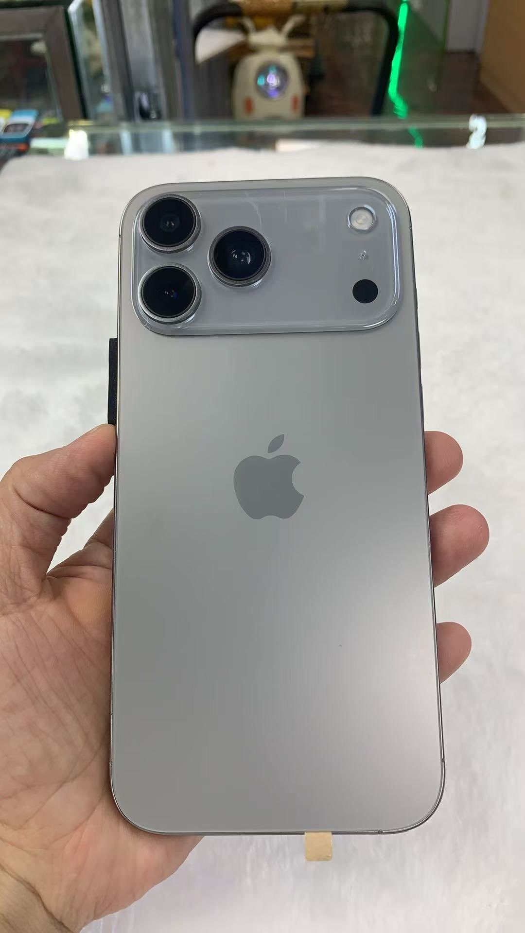 Xuất hiện iPhone 17 Pro nhái chạy Android: Thiết kế y hệt, cũng có Dynamic Island nhưng nhìn là biết hàng "đểu"- Ảnh 2.