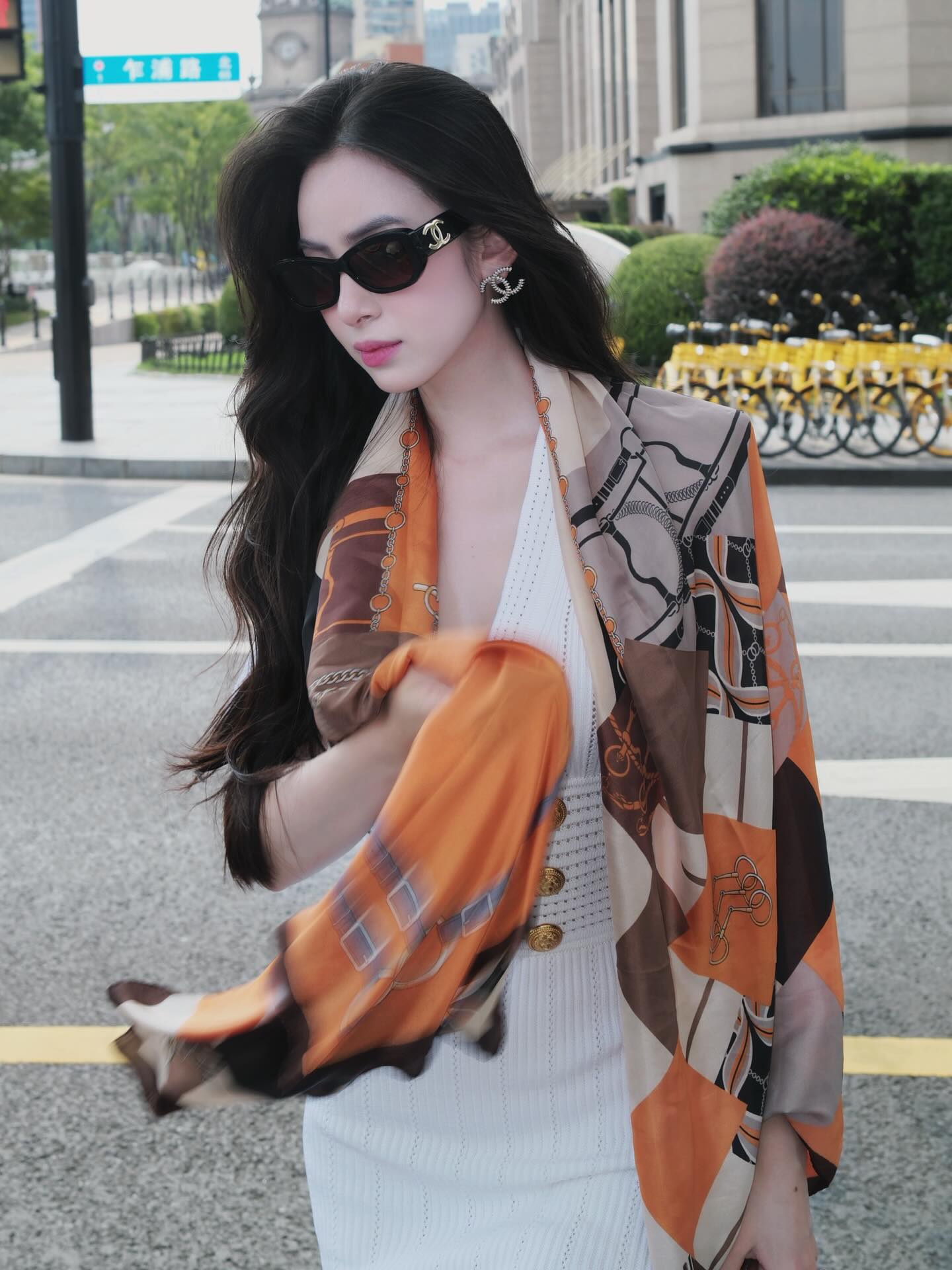 Dâu hào môn Hương Liên mặc đồ 2,5 tỷ dạo phố, riêng đồng hồ giá đủ mua nửa căn hộ- Ảnh 8. Dâu hào môn Hương Liên mặc đồ 2,5 tỷ dạo phố, riêng đồng hồ giá đủ mua nửa căn hộ- Ảnh 8.