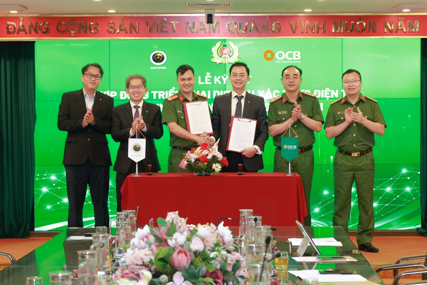 Sử dụng dịch vụ xác thực điện tử qua VNeID ngay trên ứng dụng OCB OMNI- Ảnh 1. Sử dụng dịch vụ xác thực điện tử qua VNeID ngay trên ứng dụng OCB OMNI- Ảnh 1.