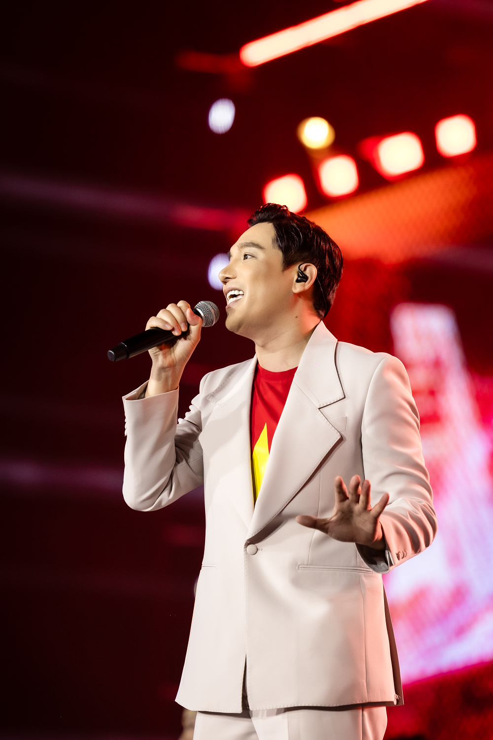 Nghệ sĩ duy nhất được gọi là "tổng tài Việt Nam": Đại gia nghìn tỷ, cực điển trai, 42 tuổi chưa vợ- Ảnh 2.