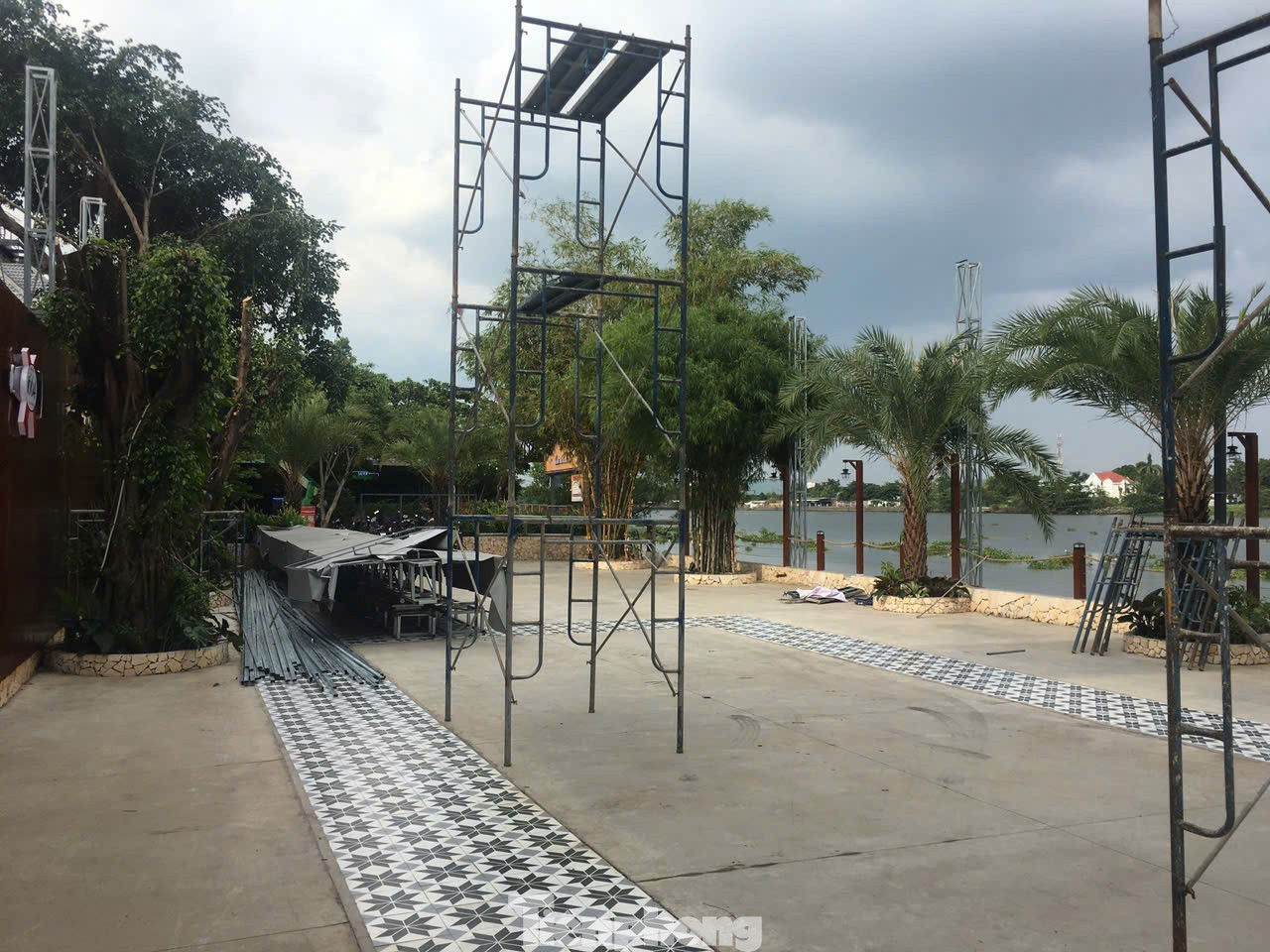 Tháo dỡ nhà hàng xây trái phép trên hành lang sông Sài Gòn- Ảnh 2. Tháo dỡ nhà hàng xây trái phép trên hành lang sông Sài Gòn- Ảnh 2.
