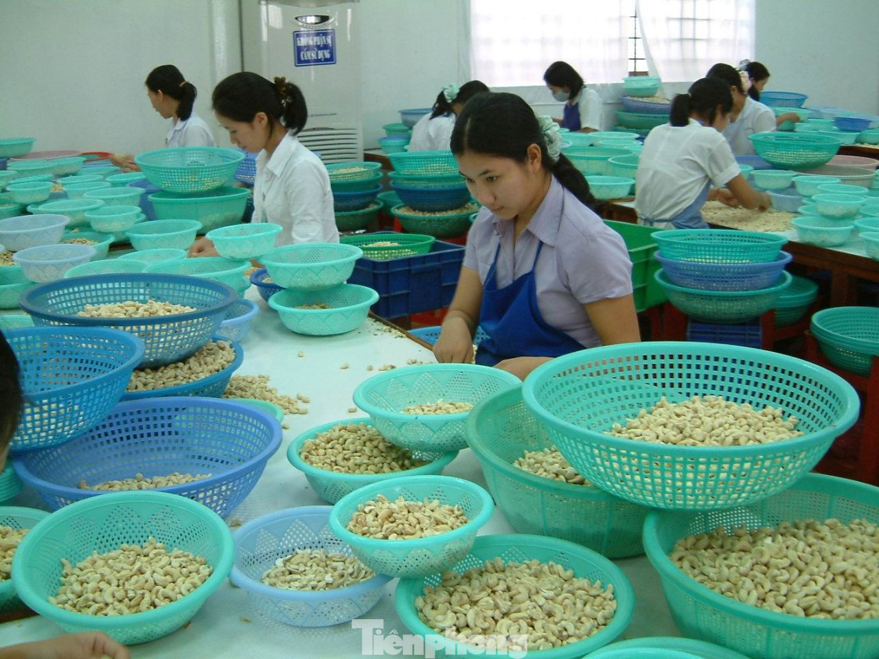 Đàm phán thương mại cần 'ông cho chân giò, bà thò chai rượu'- Ảnh 2.