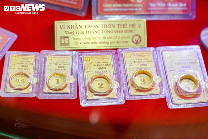 Mua vàng nhẫn lúc giá đỉnh, người mua lỗ bao nhiêu?- Ảnh 1.