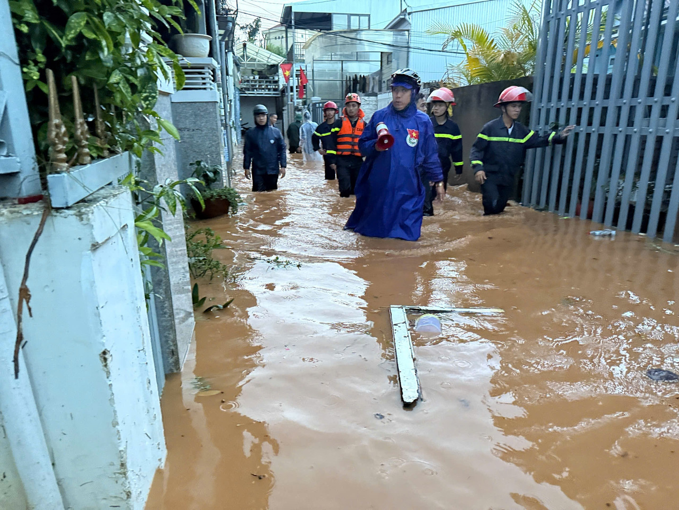 Mưa lớn gây ngập nặng, hàng trăm người dân Đà Lạt phải sơ tán- Ảnh 8. Mưa lớn gây ngập nặng, hàng trăm người dân Đà Lạt phải sơ tán- Ảnh 8.