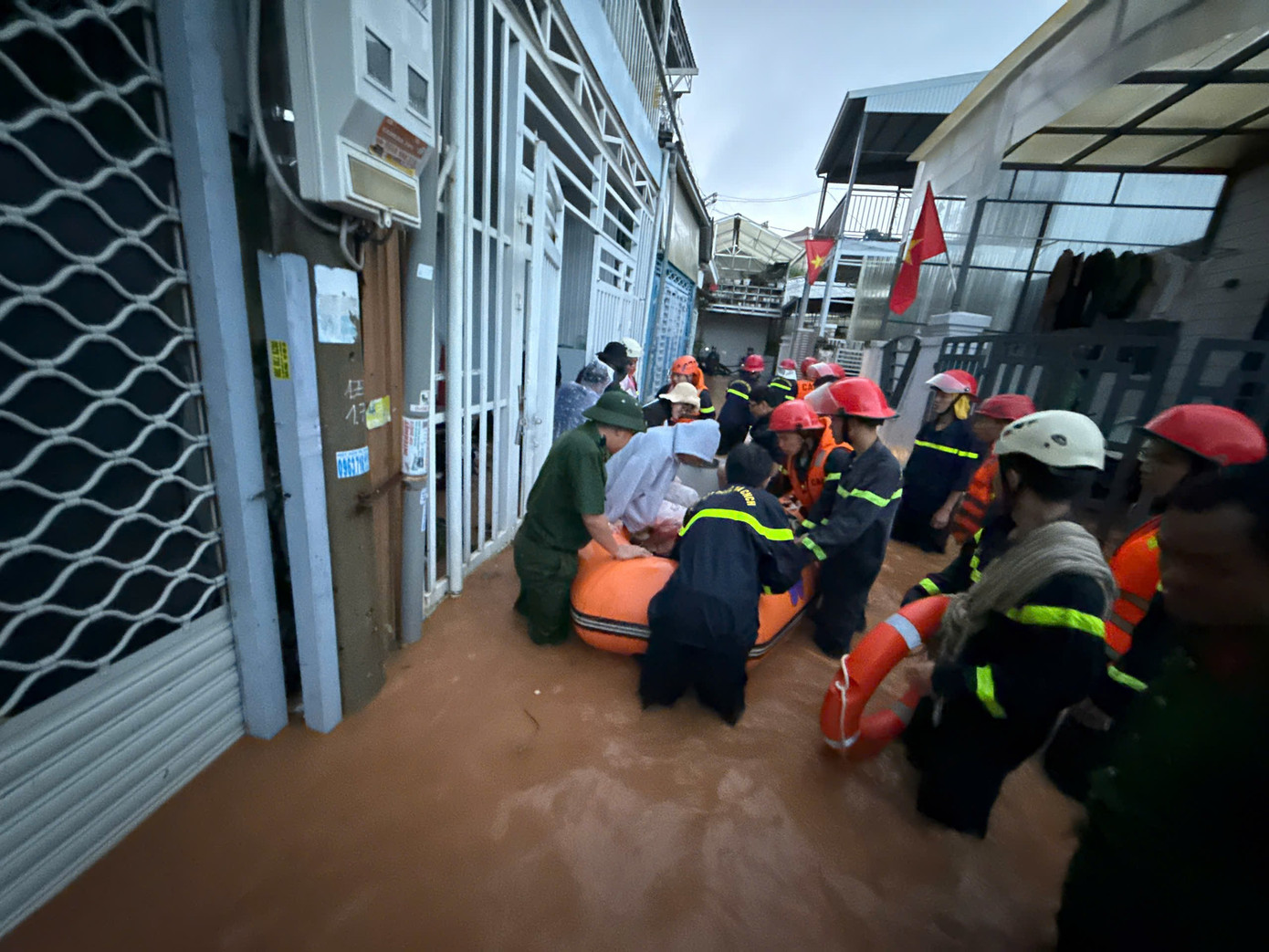 Mưa lớn gây ngập nặng, hàng trăm người dân Đà Lạt phải sơ tán- Ảnh 3. Mưa lớn gây ngập nặng, hàng trăm người dân Đà Lạt phải sơ tán- Ảnh 3.