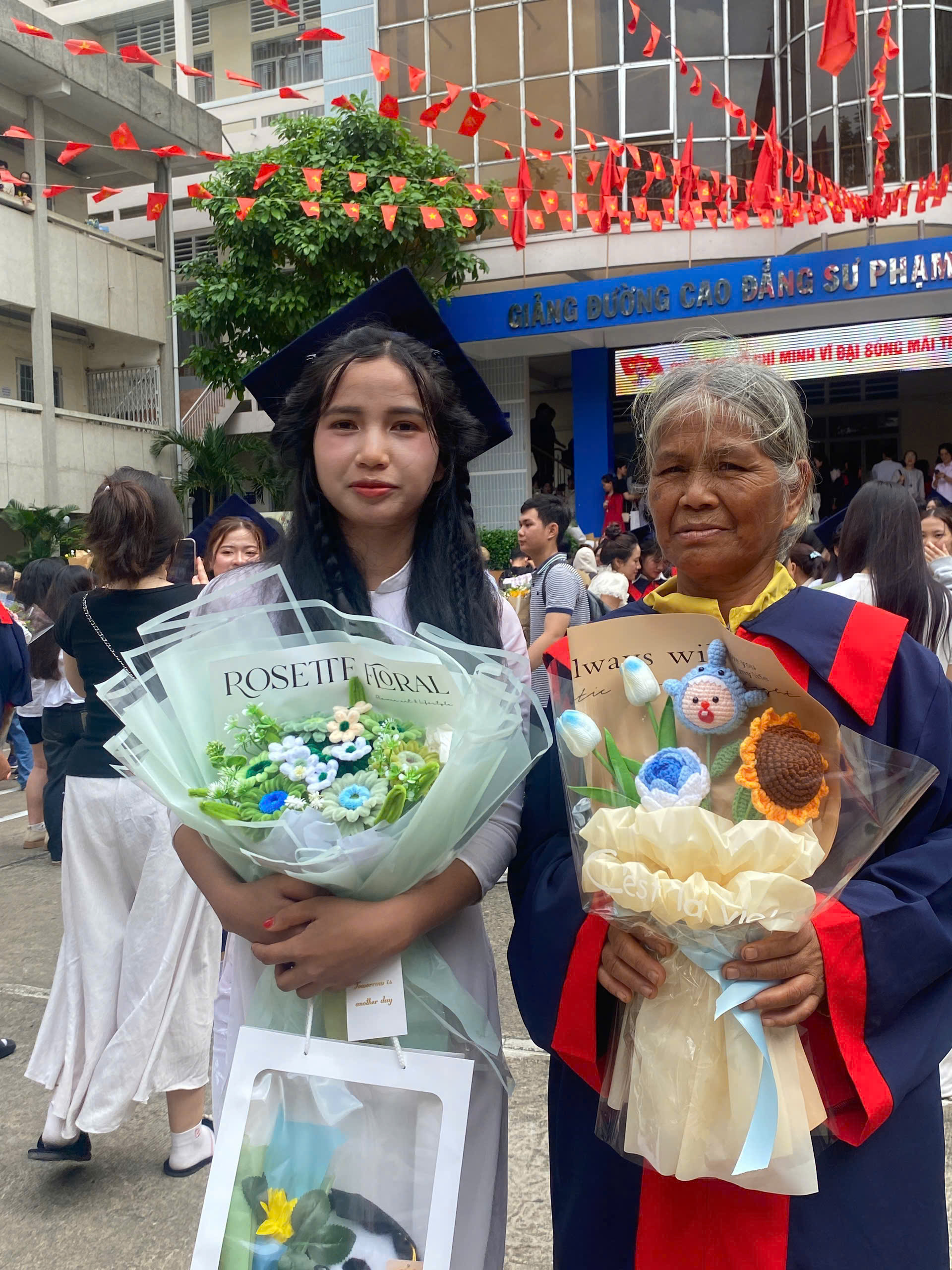 Con gái khoác áo cử nhân cho mẹ ngày tốt nghiệp: Khoảnh khắc chạm đến trái tim- Ảnh 2.