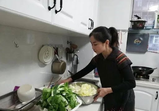 Làm bảo mẫu cho nhà đại gia suốt 10 năm nhưng lương chỉ 14 triệu đồng/tháng, tôi xin nghỉ việc thì được bà chủ đưa cho 2 tờ giấy, thề cả đời không bao giờ quên- Ảnh 1.
