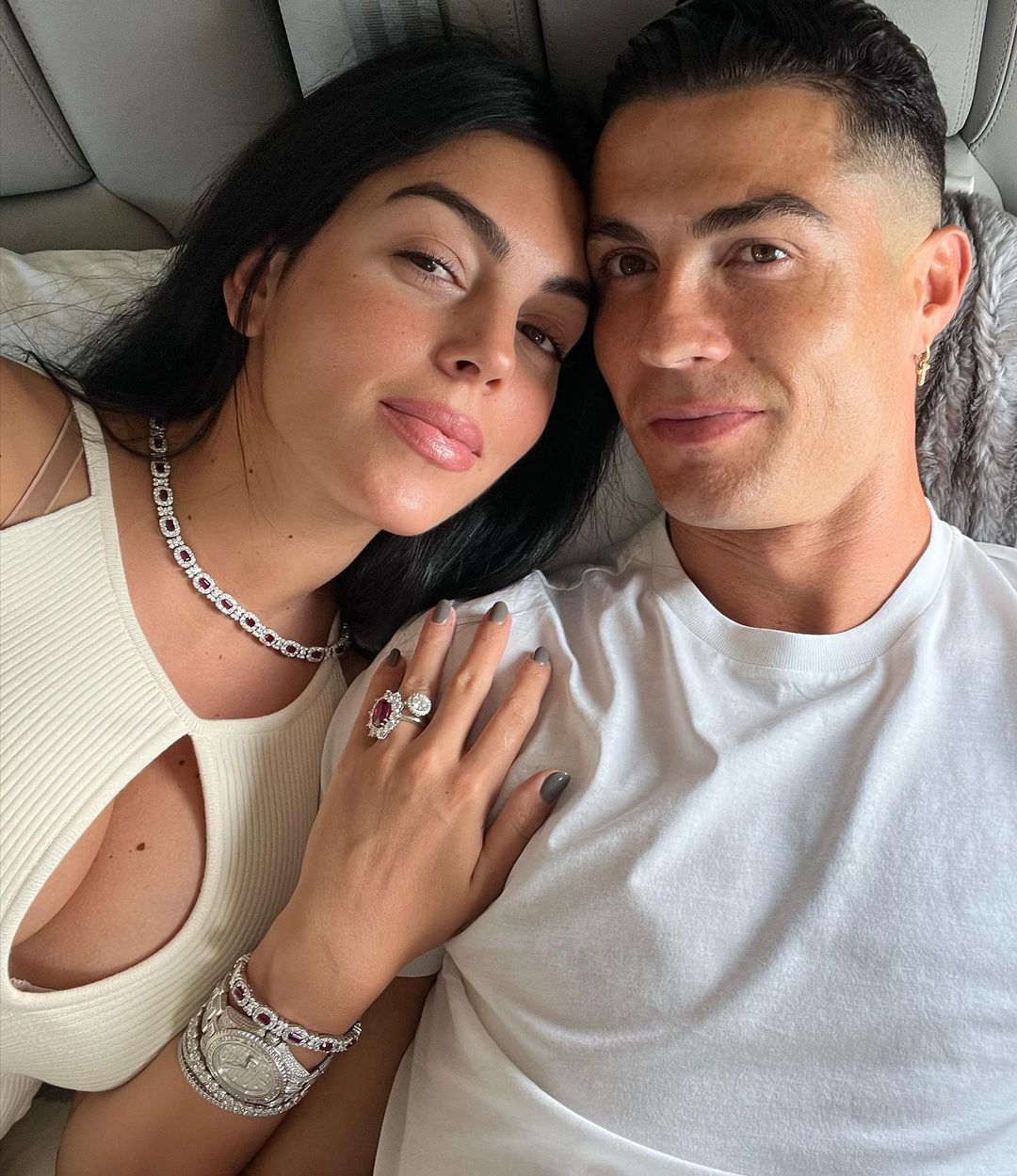 Vì sao sau khi hẹn hò với nhiều người mẫu nổi tiếng, Ronaldo lại chọn cưới cô gái nghèo Georgina?- Ảnh 1.