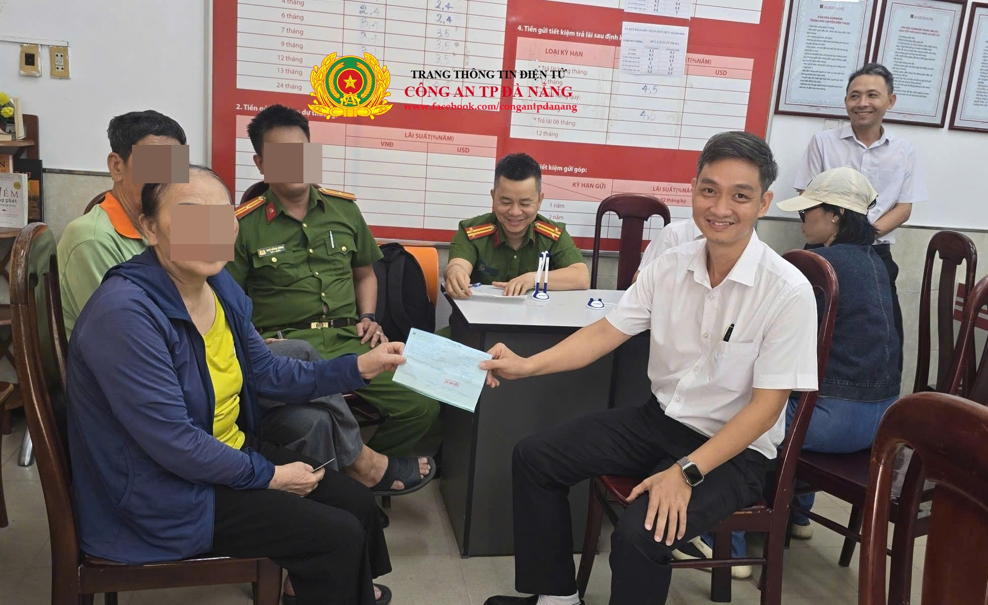 Cụ bà U70 đến Agribank yêu cầu chuyển 300 triệu vào tài khoản Vietcombank: Nhân viên ngân hàng thấy bất thường liền báo công an- Ảnh 1.