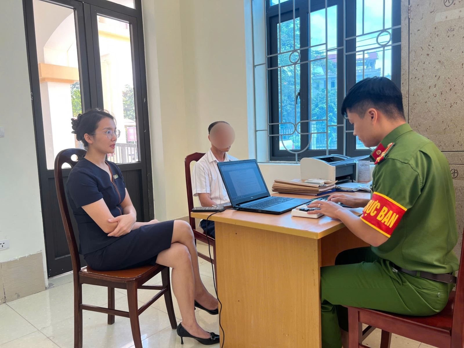 Tài khoản hết tiền, cụ ông đến ngân hàng rút sổ tiết kiệm 300 triệu đồng, nhân viên SHB không làm theo yêu cầu mà báo Công an- Ảnh 1.