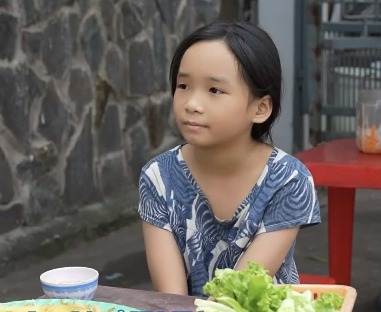 Chủ quán bánh xèo nuôi đứa trẻ bị bỏ rơi: Có người ngỏ ý đưa 1,3 tỷ đồng để xin cháu và quyết định của ông bà- Ảnh 2. Chủ quán bánh xèo nuôi đứa trẻ bị bỏ rơi: Có người ngỏ ý đưa 1,3 tỷ đồng để xin cháu và quyết định của ông bà- Ảnh 2.