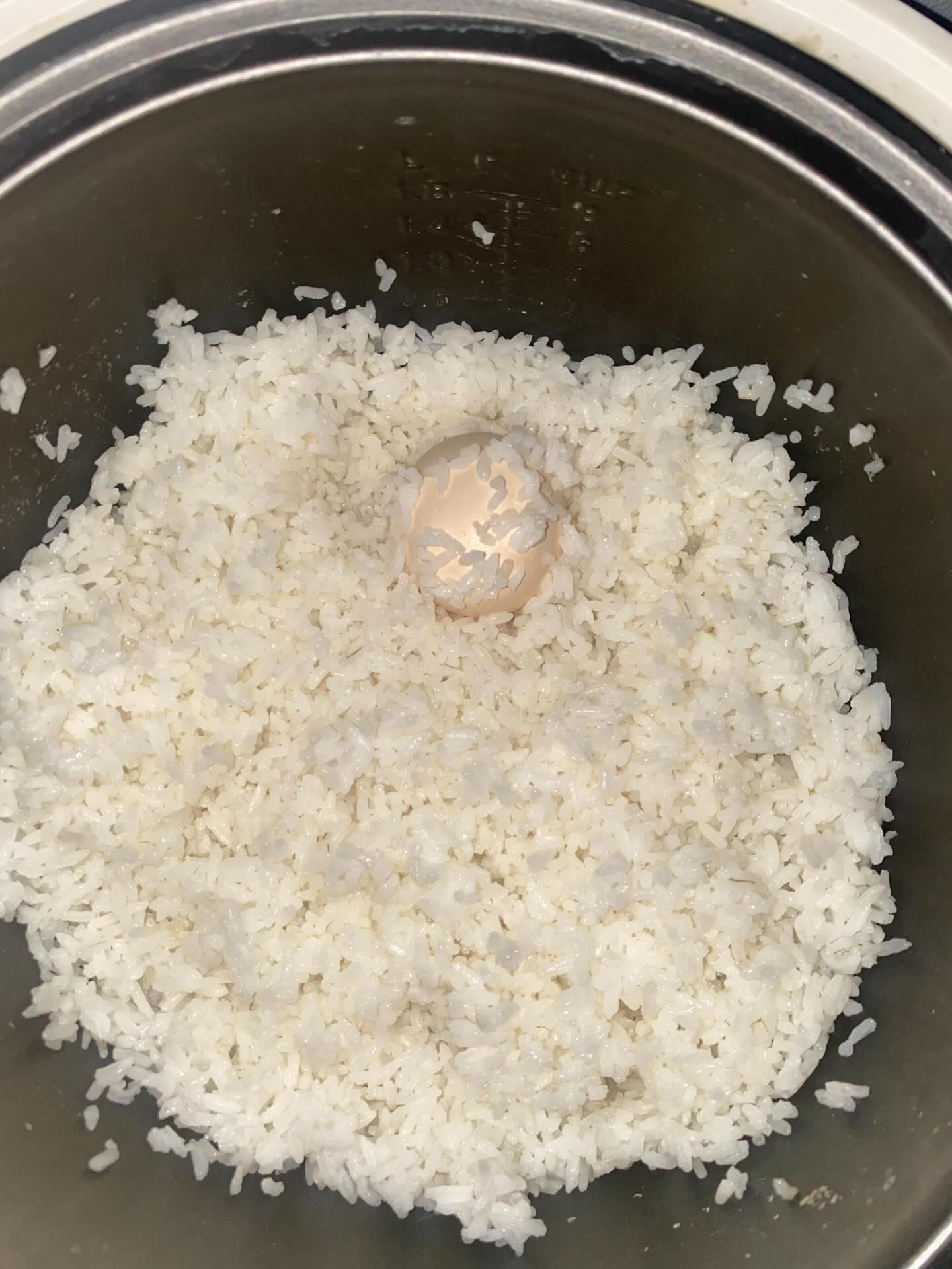 “Vì tớ cần có mẹ”: Câu nói nghẹn lòng của cô gái ngày nào cũng ăn cơm trắng với 1 quả trứng, bao nhiêu tiền gửi hết về nhà- Ảnh 1.