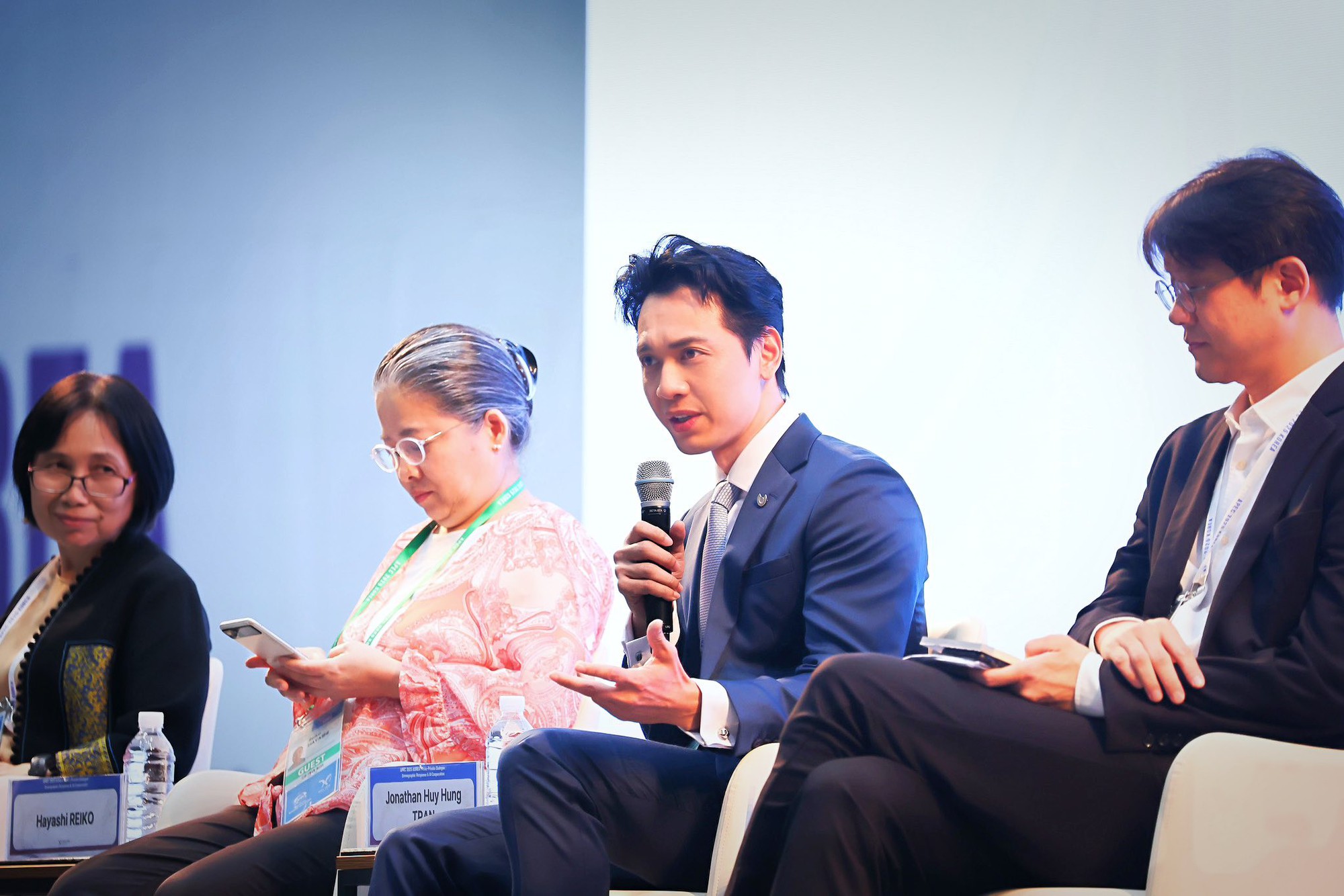 Chân dung chủ tịch ngân hàng Việt Nam đầu tiên tham dự diễn đàn khu vực APEC- Ảnh 1. Chân dung chủ tịch ngân hàng Việt Nam đầu tiên tham dự diễn đàn khu vực APEC- Ảnh 1.
